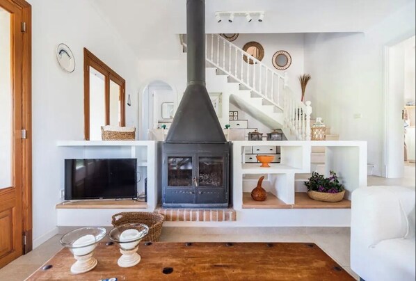 Smart TV, fireplace, ping pong