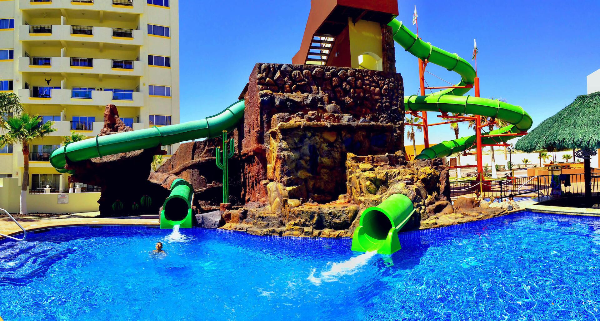 Utendørsbasseng og et oppvarmet basseng