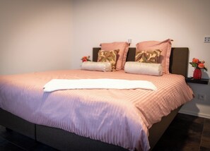 4 chambres, fer et planche à repasser, Wi-Fi, draps fournis