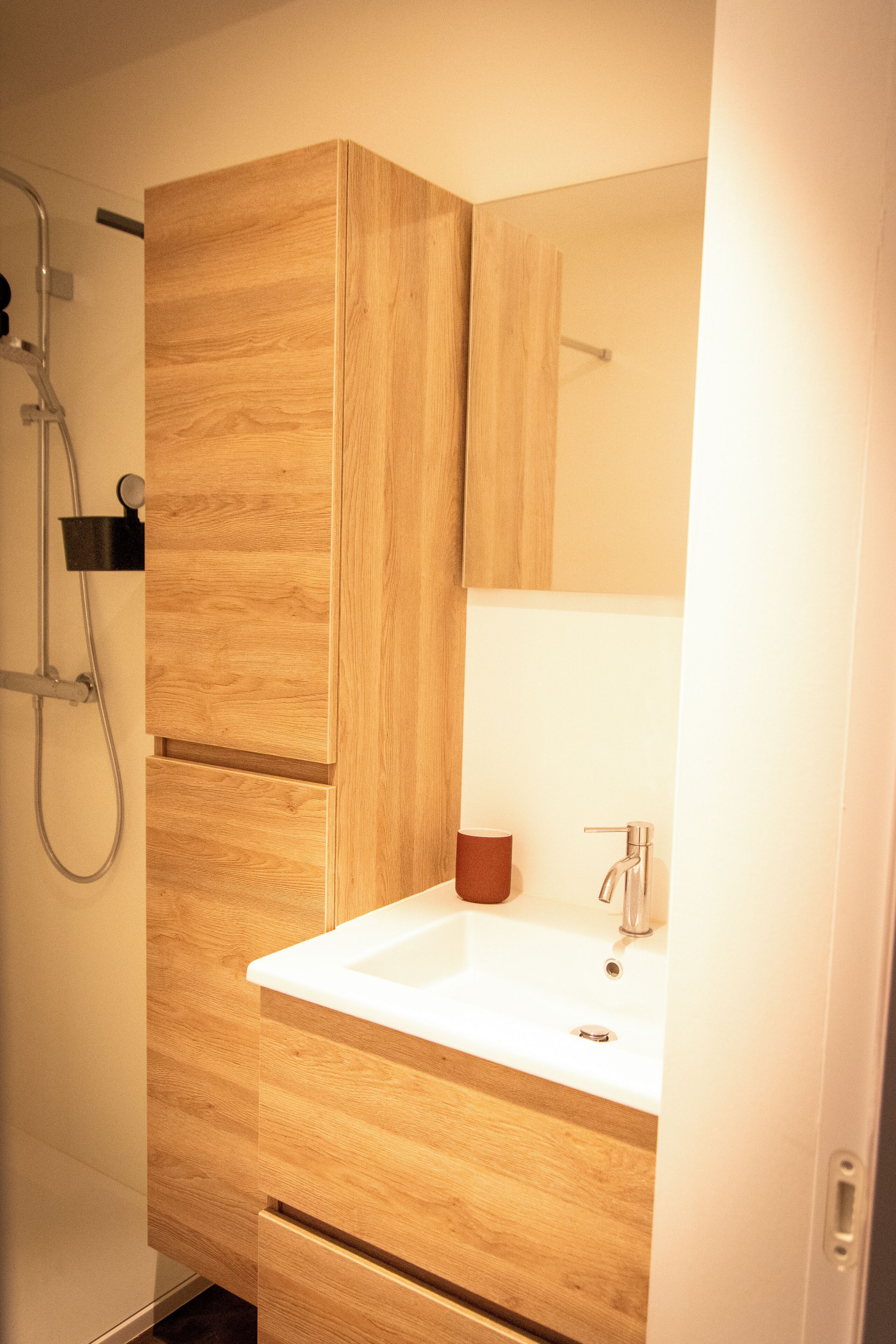 Douche, sèche-cheveux, serviettes fournies, savon