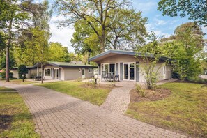 Bungalow | Exterior - Bungalow in Voorthuizen Near Lake Beach (Voorthuizen)