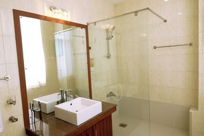 Deluxe Apartment | Bathroom | Hair dryer, bathrobes, slippers, towels