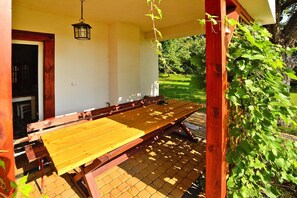 House | Outdoor dining - Large Holiday Home With a Beautiful Garden (Slawno)
