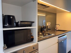 Kylskåp, mikrovågsugn, ugn och spishäll