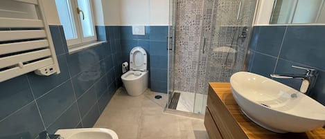 Douche, sĂšche-cheveux, bidet, serviettes fournies