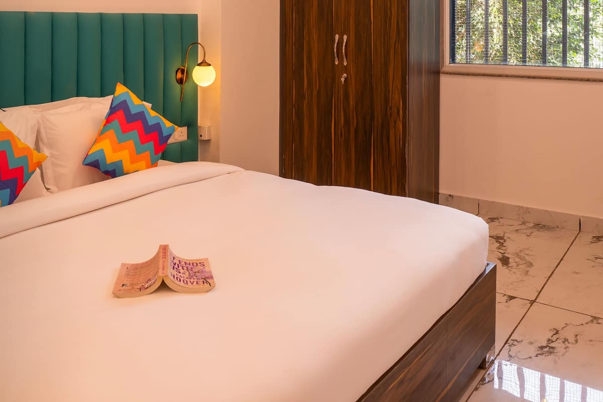 Deluxe Private A/C Room with Ensuite Bathroom | Free WiFi