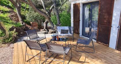 House in the heart of the maquis, 300m from the beach, parking, boat trailer space.