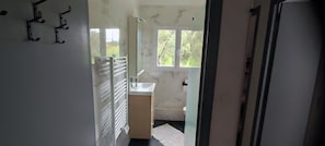 Dusche, Haartrockner, HandtĂŒcher, Toilettenpapier