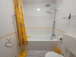 Douche, sèche-cheveux, serviettes fournies, savon