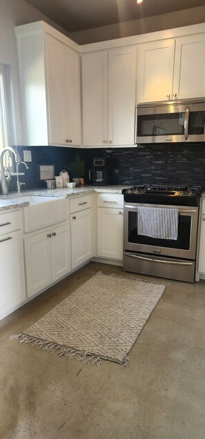 Microwave, oven, stovetop - River Mountain Casita, in Boerne 12 minutes from Boerne Hill Country Mile (Boerne)