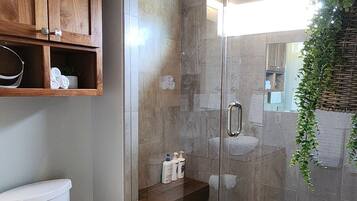 Haartrockner, Handtücher, Seife, Toilettenpapier