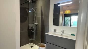 Douche, sèche-cheveux, papier toilette