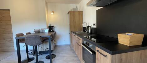 Réfrigérateur, un four, surface de cuisson, cafetiÚre-théiÚre