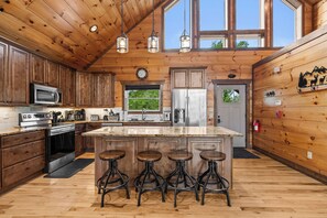 冷蔵庫、電子レンジ、オーブン、コンロ