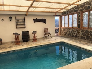 Innendørsbasseng og et oppvarmet basseng