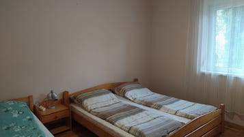 Basic Triple Room, Courtyard View | Soundproofing, free WiFi