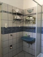 Basic Triple Room, Courtyard View | Bathroom