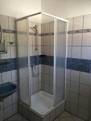 Basic-Dreibettzimmer, Blick auf den Innenhof | Badezimmer