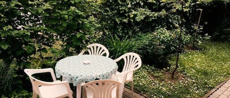 Eenvoudige driepersoonskamer, uitzicht op binnenplaats | Terras