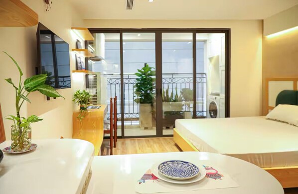 1 Schlafzimmer, Zimmersafe, Schreibtisch, Bügeleisen/Bügelbrett