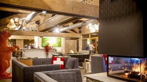 A cozy lounge area with sofas, a fireplace, and a pool table. - Apartment in Les Deux Alpes Near Ski Slopes (Les Deux Alpes)