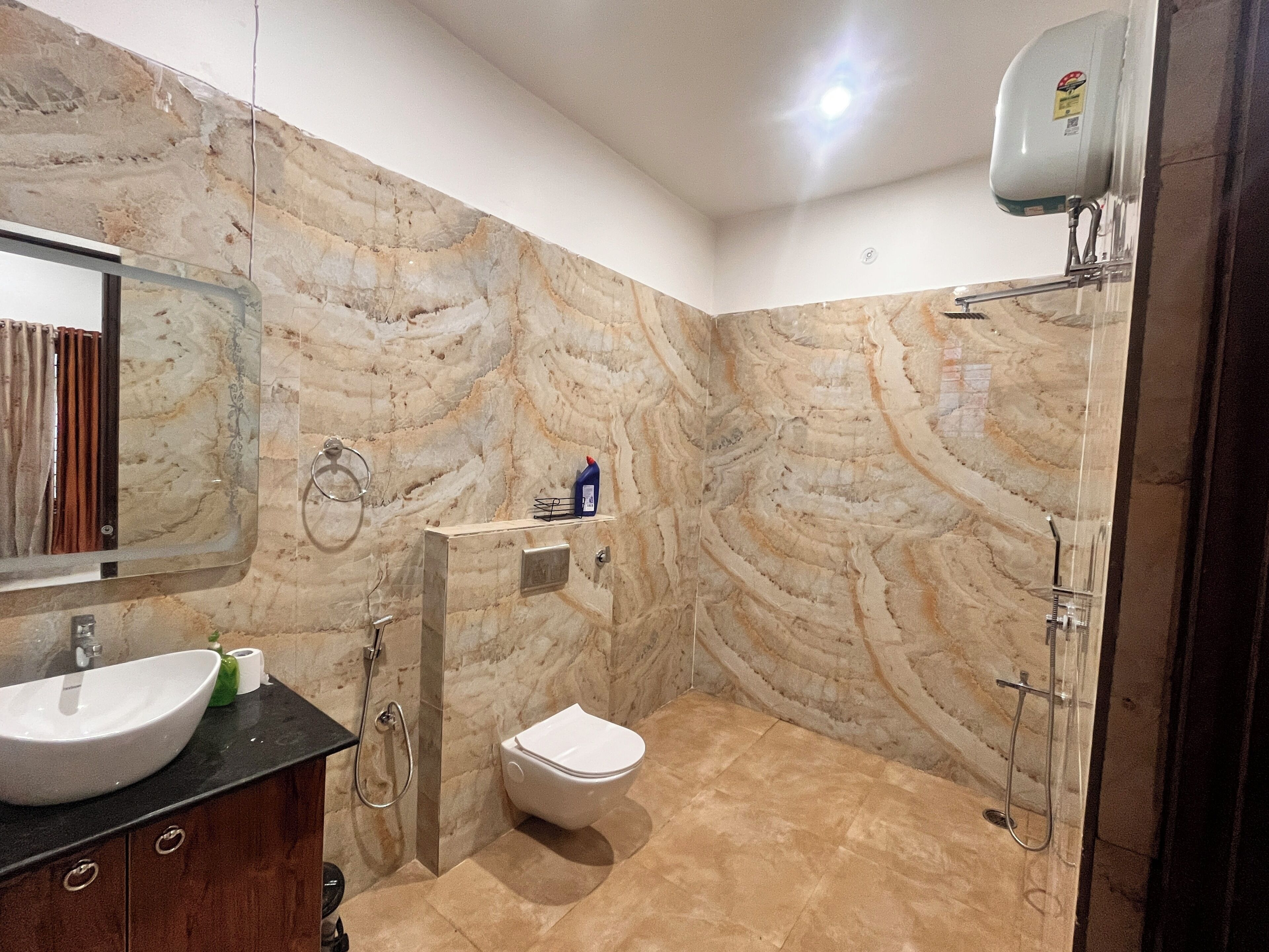 Hårtork, handdukar, tvål och toalettpapper