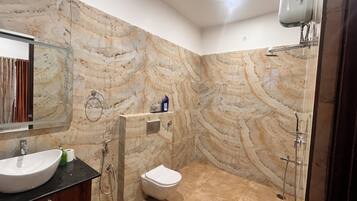 Hårtork, handdukar, tvål och toalettpapper