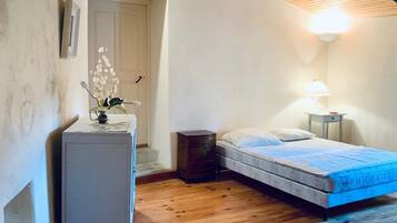 5 bedrooms, iron/ironing board, WiFi, bed sheets