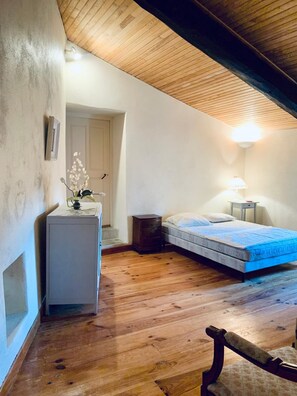 5 slaapkamers, een strijkplank/strijkijzer, wifi, beddengoed