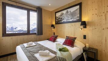 2 bedrooms, bed sheets