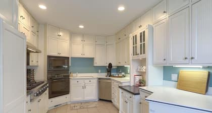 Spacious 7BR Victorian with Hot Tub and Firepit in Fredericksburg, PA