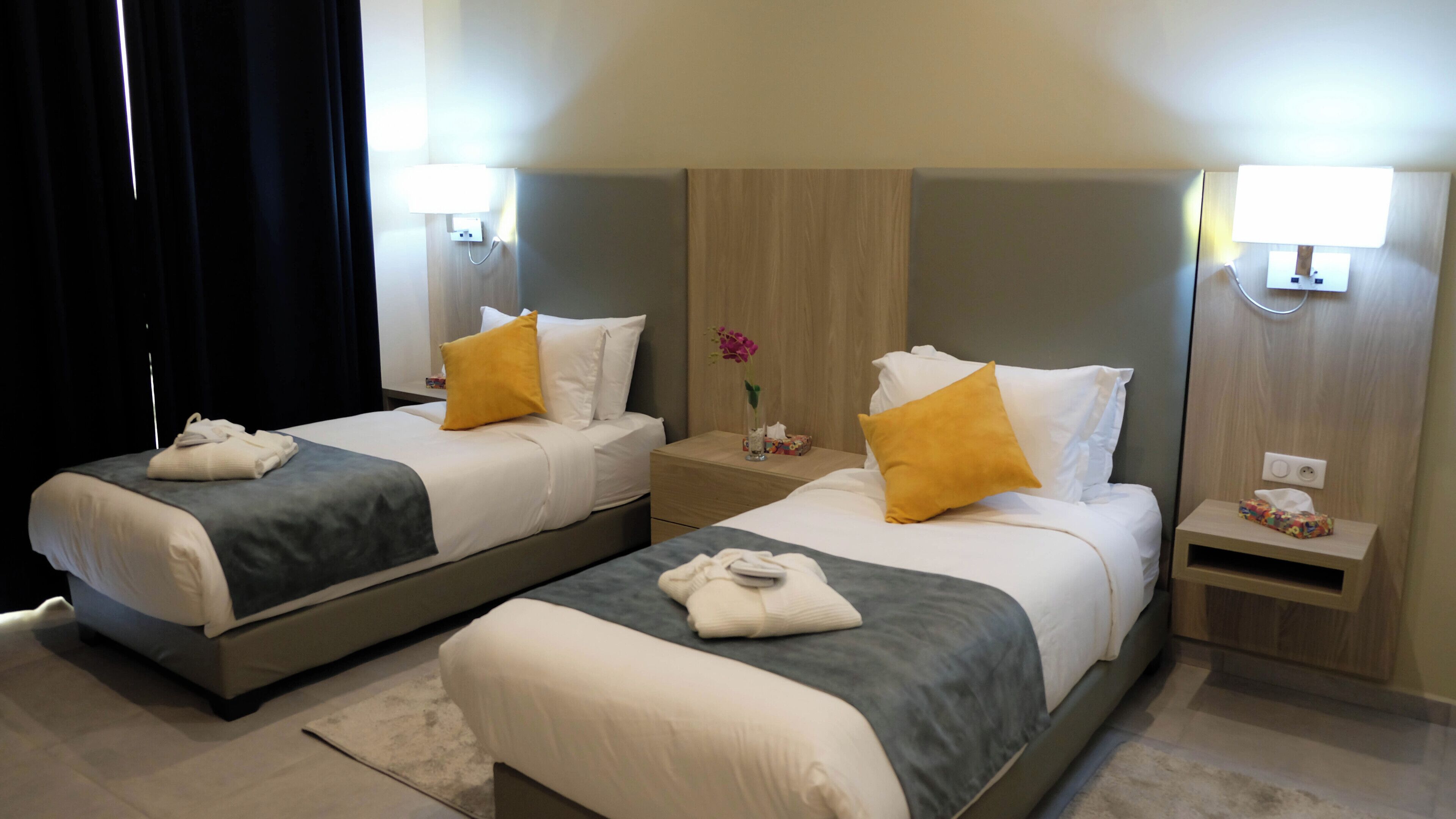 Habitació amb dos llits individuals | Caixa forta a l'habitació, escriptori, cortines opaques i wifi gratuïta 