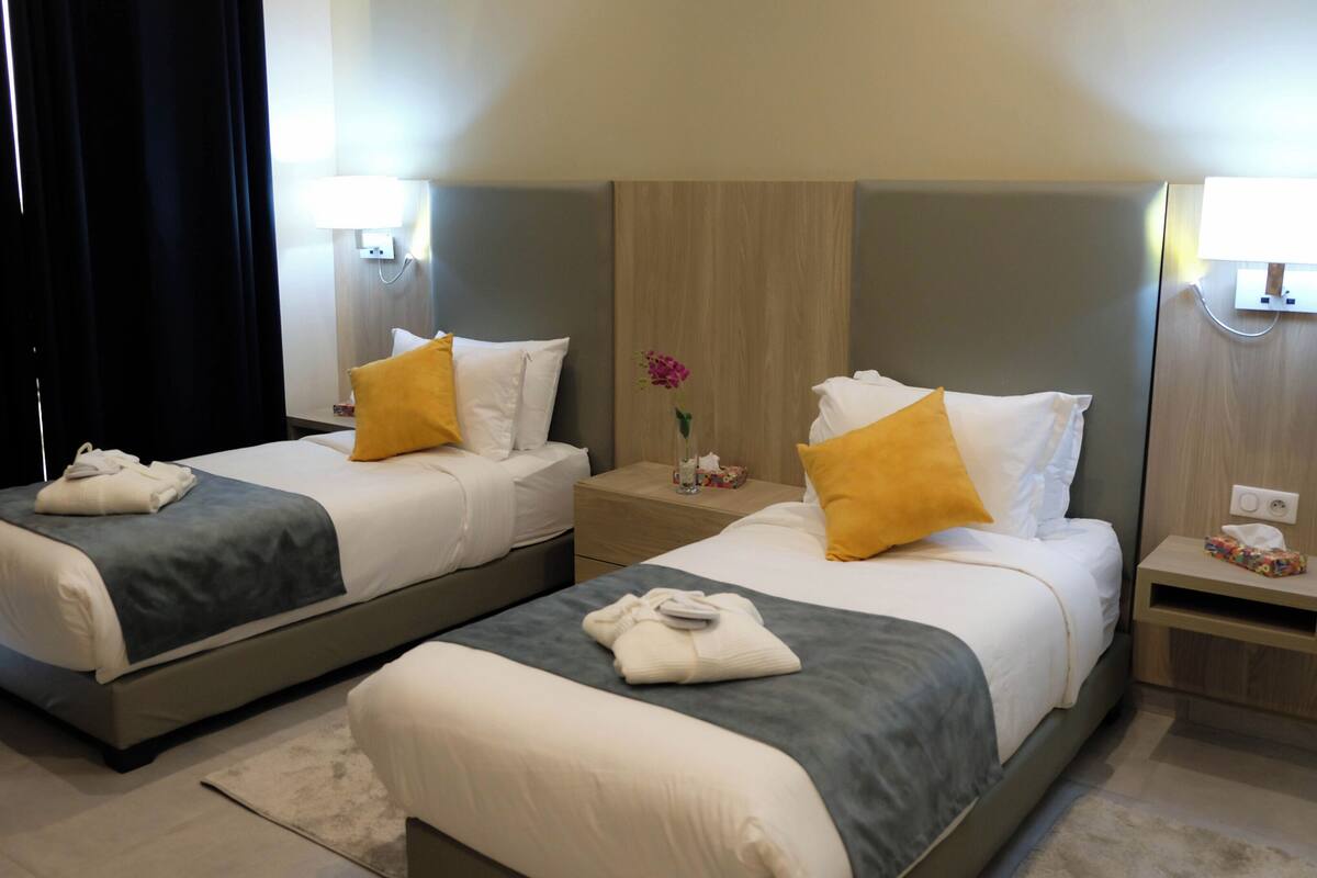 Twin Room | In-room safe, desk, blackout drapes, WiFi (free)