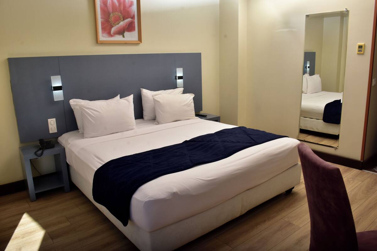 Classic Room | In-room safe, desk, blackout drapes, WiFi (free)