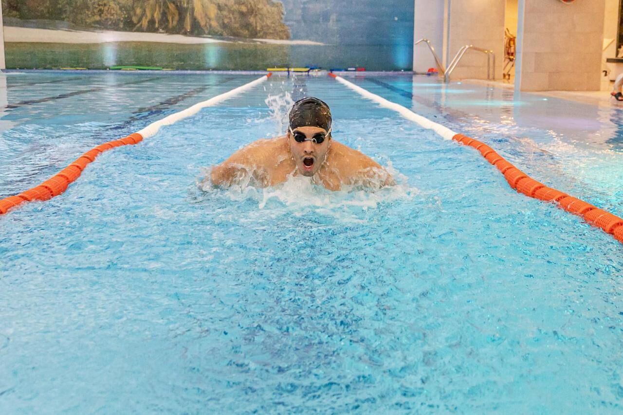 Nadador en una piscina con separadores de carril.