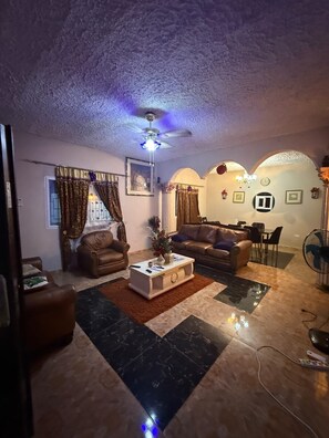 Living area - Charming 2 bedrooms apartment in Freetown on Peninsular Road by Number 2 (Freetown)