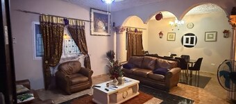 Charming 1-bedroom house in phenomenal Freetown with AC, WiFi, fitness room