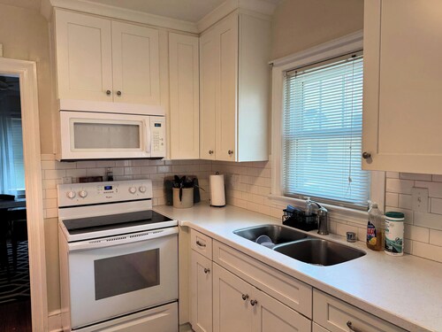 Jester House - 4BR, fenced yard- Pet Friendly- Linens and Towels Provided