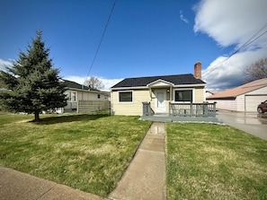 Exterior - Clark Street Charmer - Adorable 2 Bdrm, with Firepit!  Local Golfing 50% Off! (Baker City)