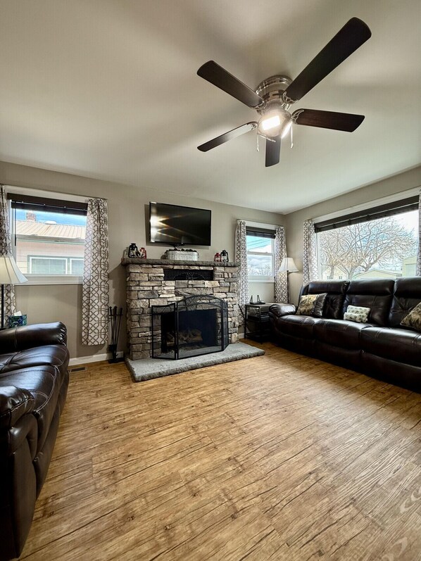 Smart TV, fireplace - Clark Street Charmer - Adorable 2 Bdrm, with Firepit! Local Golfing 50% Off! (Baker City)