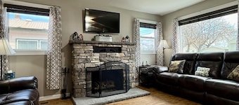 Clark Street Charmer - Adorable 2 Bdrm, with Firepit!  Local Golfing 50% Off!