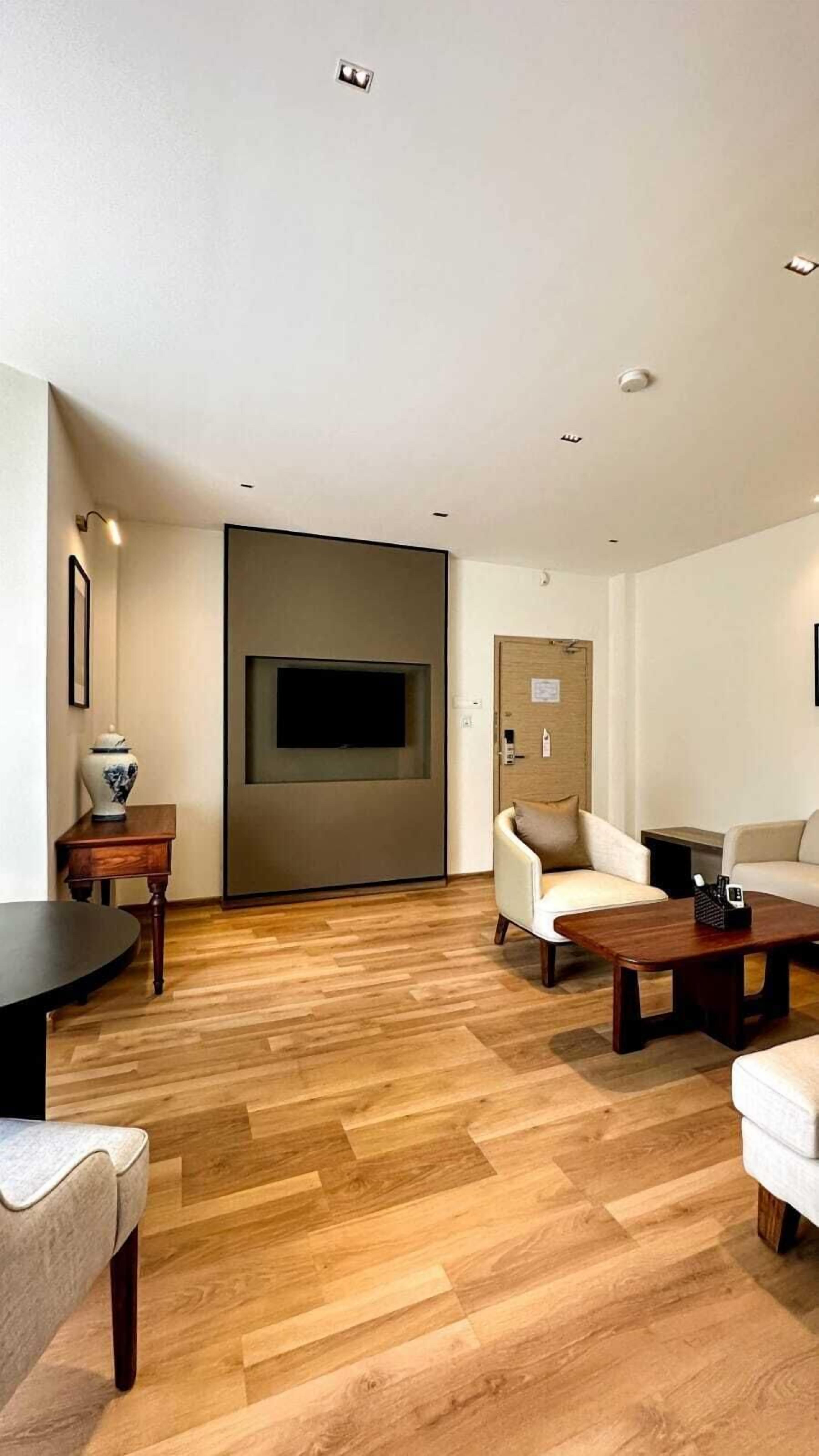 Premier Suite | Living area | TV
