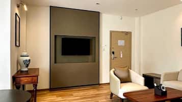 Premier Suite | Living area | TV