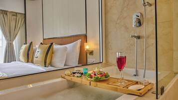 Luxury-Suite | Badezimmer | Kostenlose Toilettenartikel, Hausschuhe, Handtücher, Seife