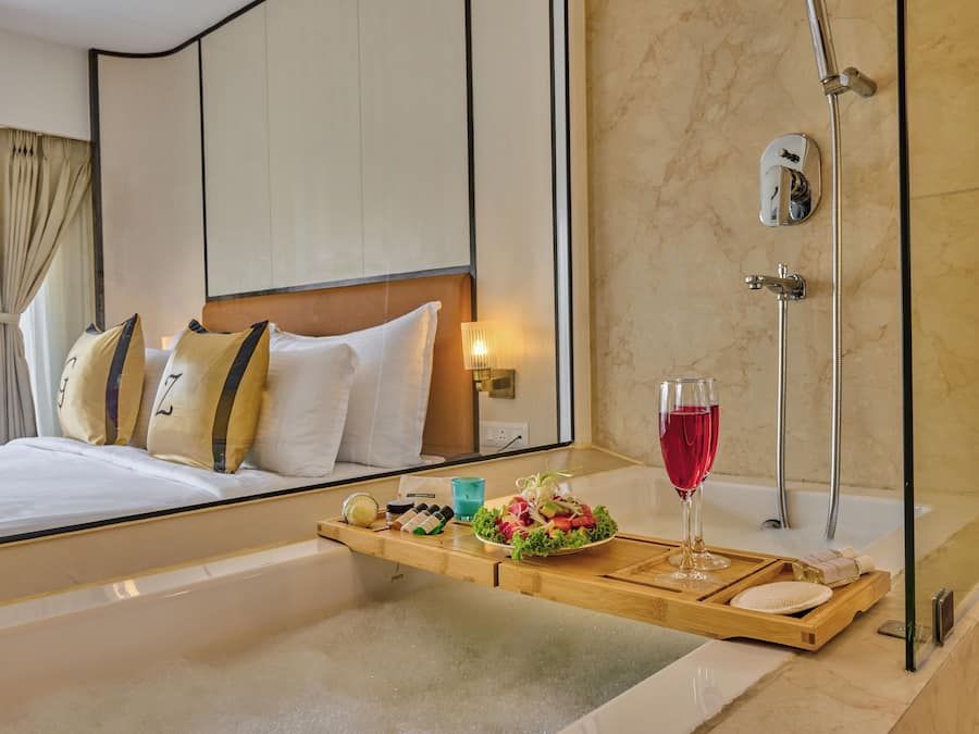 Phòng Suite Premier | Phòng tắm | Đồ dùng nhà tắm miễn phí, dép đi trong nhà, khăn tắm, xà phòng