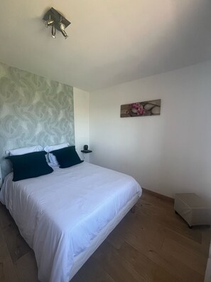 3 quartos, ferros/tábuas de passar roupa, Wi-Fi, roupa de cama