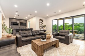 Smart TV, chimenea y videojuegos 