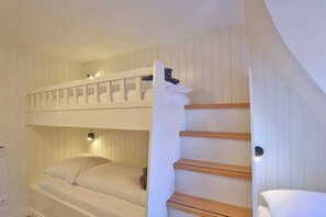 2 bedrooms, travel cot, WiFi