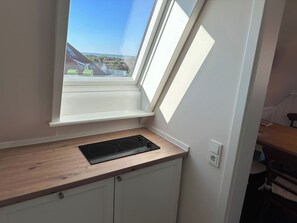 Réfrigérateur, micro-ondes, plaque de cuisson, lave-vaisselle