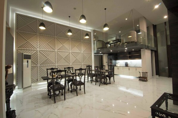 Room, Multiple Bedrooms, Accessible, Smoking | Dining